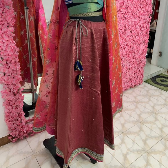 ENSEMBLE LEHENGA: Vibrant. Stands out. Choli 32-34. STUNNING DUPATTA! - Picture 6 of 17